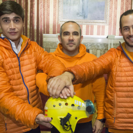 Julio Latorre, José Enrique y Manuel Blanco, los tres bomberos sevillanos de la ONG Prem Aid que serán juzgados en Grecia por tráfico de personas.- EFE