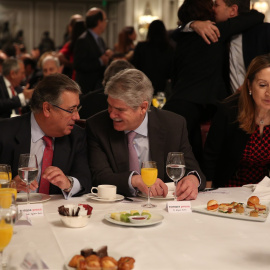 El ministro del Interior, Juan Ignacio Zoido (i.) junto al de Exteriores, Alfonso Dastis, durante un desayuno informativo.- EUROPA PRESS