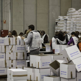 Voluntaris classificant aliments en una edició anterior del Gran Recapte, que organitza el Banc dels Aliments