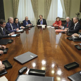 El presidente del Senado, Pío García -Escudero,fondo, preside la constitución de la comisión "ad hoc" que se encargará de dar curso al escrito enviado por el Gobierno para adoptar medidas del artículo 155. /EFE