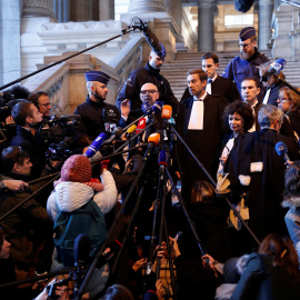 Paul Bekaert, abogado de Carles Puigdemont, hace declaraciones a la prensa tras la vista del expresident ante la Cámara del Consejo de Bruselas./REUTERS