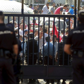 La verja del paso fronterizo de Beni Enzar, en Melilla. / EFE
