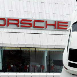 Fotografía de archivo del 16 de marzo de 2018 que muestra un prototipo de un automóvil deportivo del fabricante alemán Porsche en un concesionario de Stuttgart (Alemania). (RONALD WITTEK | EFE)