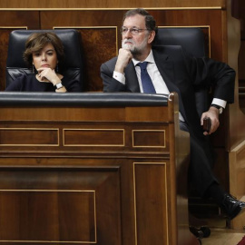 El presidente del Gobierno, Mariano Rajoy (d), junto a la vicepresidenta, Soraya Sáenz de Santamaría (i), durante la sesión de control al Gobierno, en el Congreso de los Diputados. EFE/ Javier Lizón