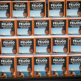 18/8/23 Exposición de ejemplares de 'Feijóo, biografía dun farsante (non autorizada)' en la Libraría Cartabón de Vigo.