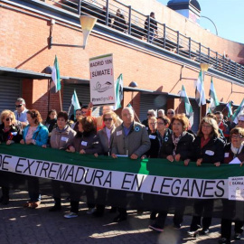 Un gran número de manifestantes que esperaban en la estación de Atocha la llegada del presidente extremeño, Guillermo Fernández Vara.- EFE