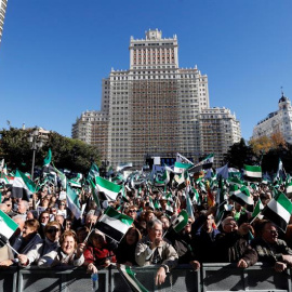La sociedad extremeña protagoniza una manifestación en Madrid por "un tren digno ya" para la región, la mayor movilización de la ciudadanía de esta comunidad, que en pleno siglo XXI tiene una red ferroviaria de vía única, sin electrificar y con tre