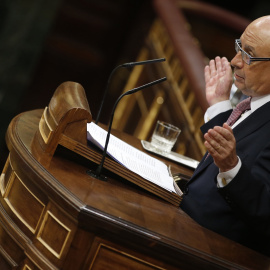 El ministro de Hacienda, Cristóbal Montoro, en la tribuna del Congreso de los Diputados. EFE/ Javier Lizón