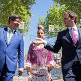 El presidente de Ciudadanos, Albert Rivera (d), junto al líder de su partido en Andalucía, Juan Marín (i), durante su visita la Feria de Abril de Sevilla. EFE