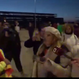 Lola Guzmán, líder de la Plataforma 6F, increpando a la Policía.