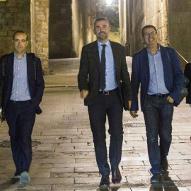 El conseller de Empresa Santi Vila (2-i) y la consellera de Enseñanza Clara Ponsatí (d) salen del Palau de la Generalitat tras la cumbre convocada por el presidente catalán. | QUIQUE GARCÍA (EFE)