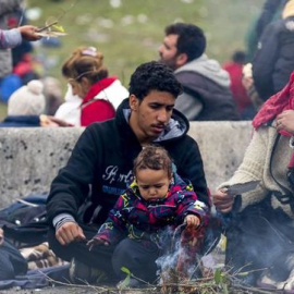 Una familia de refugiados aguarda en la frontera entre Austria y Eslovenia.- EFE/ ARCHIVO