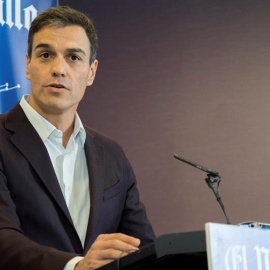 El secretario general del PSOE, Pedro Sánchez, durante su intervención en el Foro Económico del diario El Norte de Castilla. EFE/ R. García