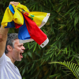 El opositor venezolano Leopoldo López saluda a sus seguidores tras ser trasladado a su casa en arresto domiciliario. EFE