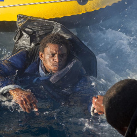 Un hombre es rescatado por Salvamento Marítimo cuando intentaba cruzar el Estrecho a bordo de una patera.-AFP/Archivo.