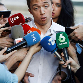 Errejón atiende a los medios en las puertas del Congreso. | (EMILIO NARANJO | EFE)