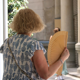 Imatge d'arxiu d'una dona ventant-se.