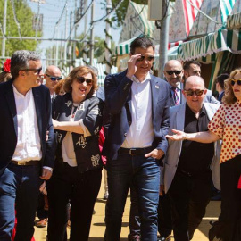 El secretario general del PSOE, Pedro Sánchez (centro) pasea por el Real la Feria de Abril de 2018. (PEPO HERRERA | EFE)
