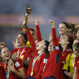 Las jugadoras de la selección española de fútbol femenino levantan la copa del Mundial, a 20 de agosto de 2023 en Sídney