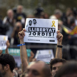 Un momento de la manifestación para pedir la libertad de Jordi Sànchez y Jordi Cuixart, que se celebró el pasado sábado 21 de octubre. / EFE