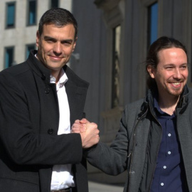 Pedro Sánchez y Pablo Iglesias en las puertas del Congreso. EFE