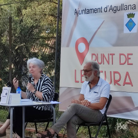 Maria Mercè Roca i Enric Tubert al Punt de Lectura, als jardins de la societat La Concòrdia, d'Agullana.
