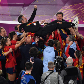 Las futbolistas españolas celebrando con el seleccionador, Jorge Vilda, su victoria del Mundial femenino en Australia, el 20 de agosto de 2023.