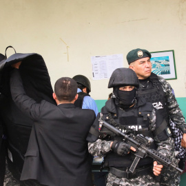 Agentes de Policía protegen al candidato a la Presidencia de Ecuador Christian Zurita a su llegada al colegio electoral en Quito. REUTERS/Henry Romero