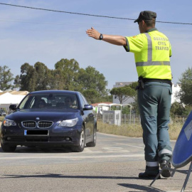 Un agente de la Guardia Civil de Tráfico en un control de carretera. E.P.