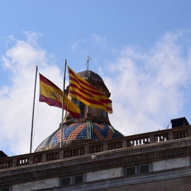 La senyera y la bandera española, en lo alto del Palau de la Generalitat, en Barcelona. E.P.