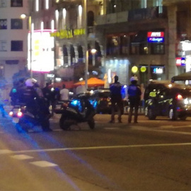 Cortada la Gran Vía de Madrid por un coche abandonado