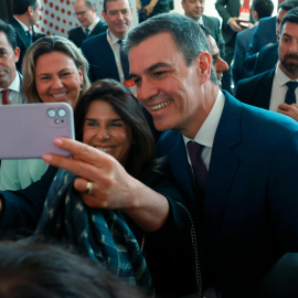El presidente del Gobierno, Pedro Sánchez, posa junto a asistentes del Foro Empresarial España-Brasil este jueves, en el hotel Palacio Tangará en Sao Paulo (Brasil).