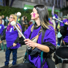 Varias mujeres tocan tambores durante una manifestación convocada por la Plataforma Feminista Guadalajara por el 8M, Día Internacional de la Mujer, en Guadalajara, Castilla La-Mancha (España).