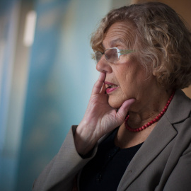 La alcaldesa de Madrid, Manuela Carmena, durante la entrevista de este jueves, 8 de octubre, en el Ayuntamiento de la capital. CHRISTIAN GONZÁLEZ