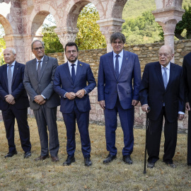 Foto de família dels expresidents Puigdemont, Montilla, Torra, Pujol i el president Aragonès, a l'abadia de Sant Miquel de Cuixà, a la Catalunya Nord