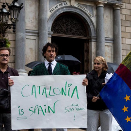 Álvaro de Marichalar protestando en la plaza de Sant Jaume / EFE