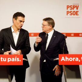 El secretario general del PSOE, Pedro Sánchez, y el president de la Generalitat Valenciana, Ximo Puig, al inicio de la rueda de prensa que han ofrecido tras la reunión con la dirección de los socialistas valencianos. EFE/Kai Försterling
