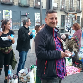 Raúl y las voluntarias de Casa Solidaria, en la plaza de Tirso de Molina de Madrid. / HENRIQUE MARIÑO