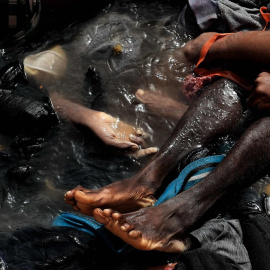 Cadáveres de personas migrantes provenientes de Libia que perdieron la vida a bordo de un bote en el Mediterráneo.- ARIS MESSINIS / AFP (ARCHIVO).