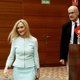 La presidenta de la Comunidad de Madrid, Cristina Cifuentes, en el pleno de la Asamblea regional, donde hoy Cifuentes responde a cuestiones relacionadas con el polémico máster que cursó en la Universidad Rey Juan Carlos (URJC), mientras la presidenta d
