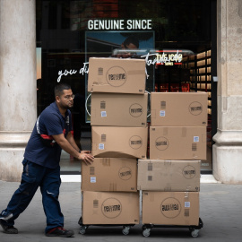 Un repartidor con una carretilla, a 10 de mayo de 2023, en Barcelona, Catalunya