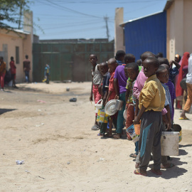 Niños hacen cola en un centro de alimentación en Mogadishu, Somalia que está sufriendo actualmente una grave sequía y puede estar al borde de la hambruna a menos que se tomen medidas humanitarias urgentes en breve. AMISOM Photo / Tobin Jones