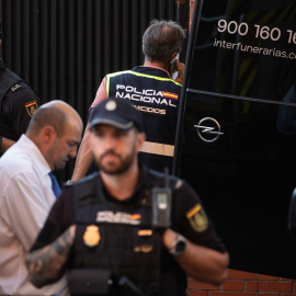 Agentes de la Policía Nacional en el lugar en el que han sido encontrados los cadáveres, a 17 de agosto de 2023, en Madrid