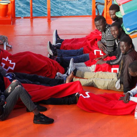 Nueve personas migrantes de origen subsahariano que Salvamento Marítimo rescató el jueves cuando navegaban por el Estrecho de Gibraltar.- EFE/A.Carrasco Ragel.