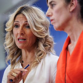 La vicepresidenta segunda en funciones y líder de Sumar, Yolanda Díaz, con la portavoz parlamentaria de Sumar, Marta Lois, en una comparecencia en el Congreso de los Diputados, tras su encuentro con Felipe VI en la ronda de consultas para proponer un ca