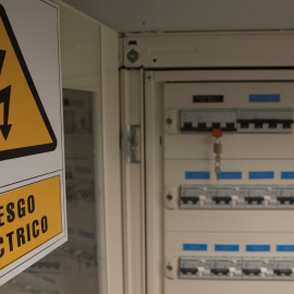 Un cuadro eléctrico en unas oficinas en Madrid. REUTERS