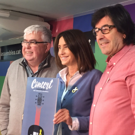 El vicepresident de l'ANC, Agustí Alcoberro, la productora musical Gemma Recoder i el també productor i membre del secretariat de l'entitat Linus Puchal, amb el cartell del concert del 2 de desembre