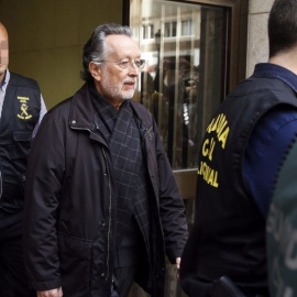 La Guardia Civil escolta al exvicealcalde de Valencia, a la salida de su vivienda tras ser detenido EFE/Archivo