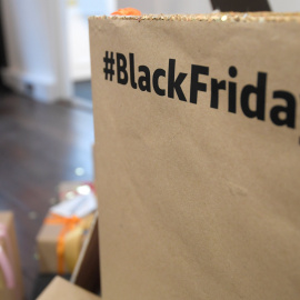 El hashtag '#BlackFriday, en un stand de Amazon en Londres. REUTERS/Toby Melville