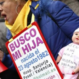 Una mujer participa en una protesta por la falta de investigación sobre los casos de bebés robados